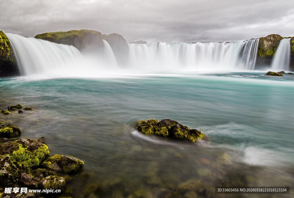 冰岛壮美瀑布景观