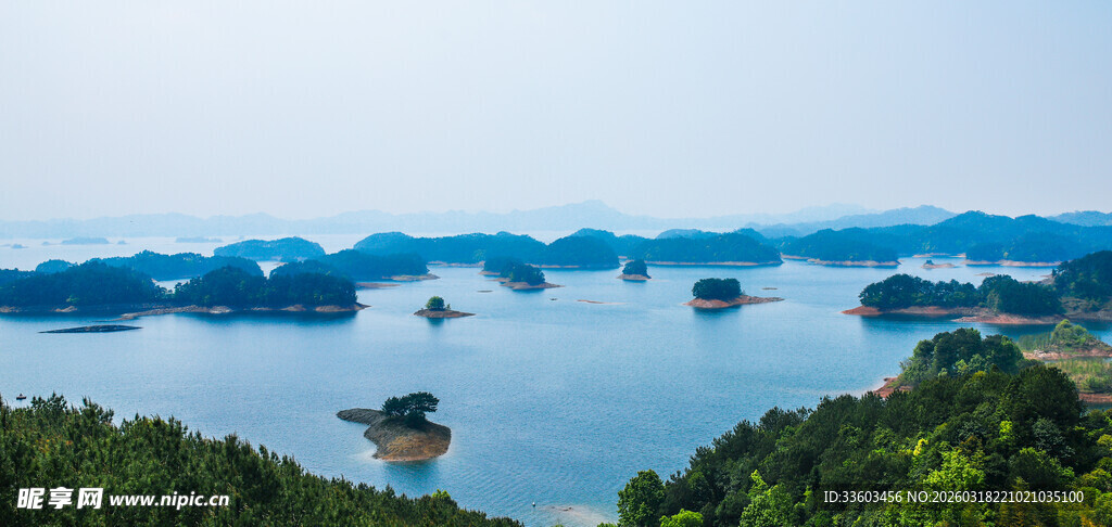 湖景风光中的岛屿与青山