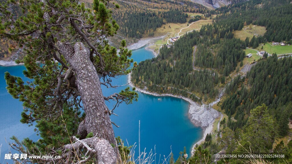 高山环抱的澄澈蓝色湖泊