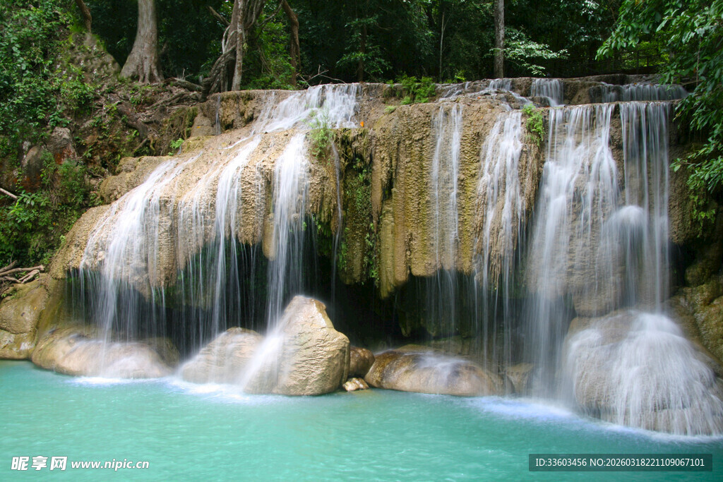 美丽的丛林瀑布景观