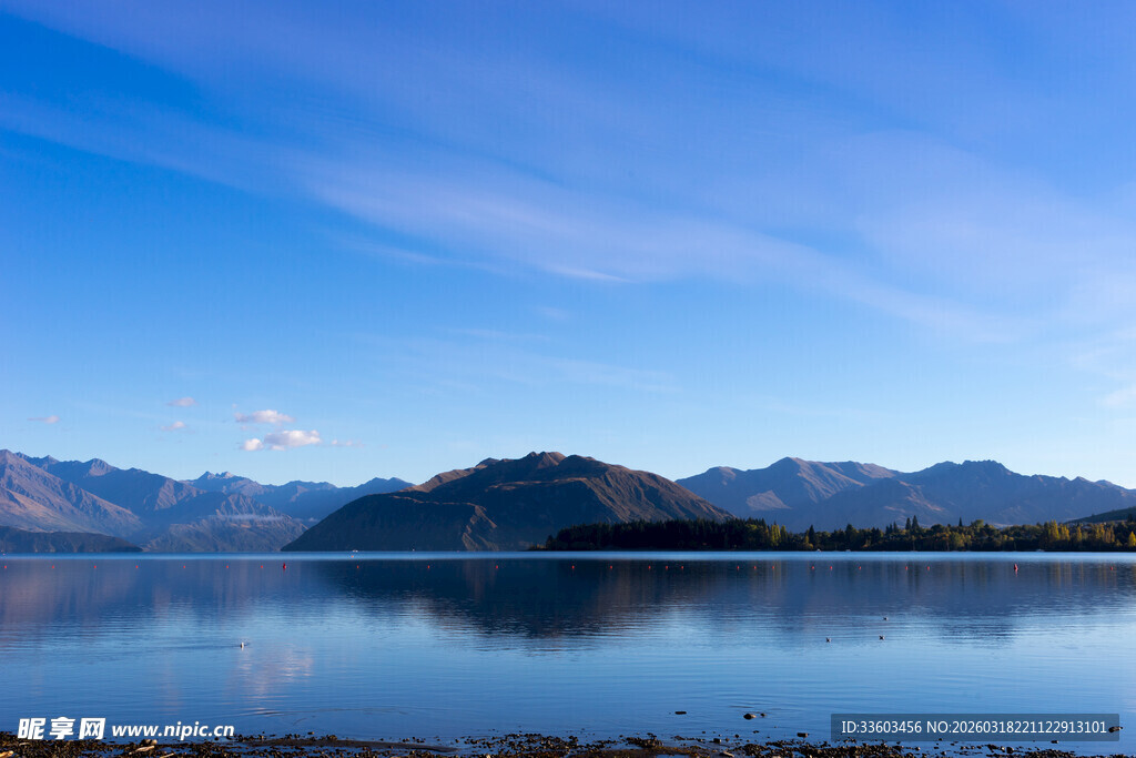 宁静湖面与远山的秀丽风光