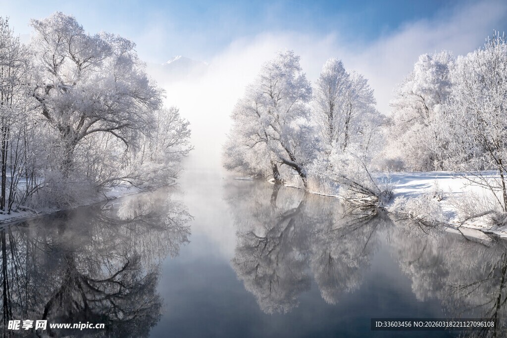 冬日雪覆河岸的静谧美景