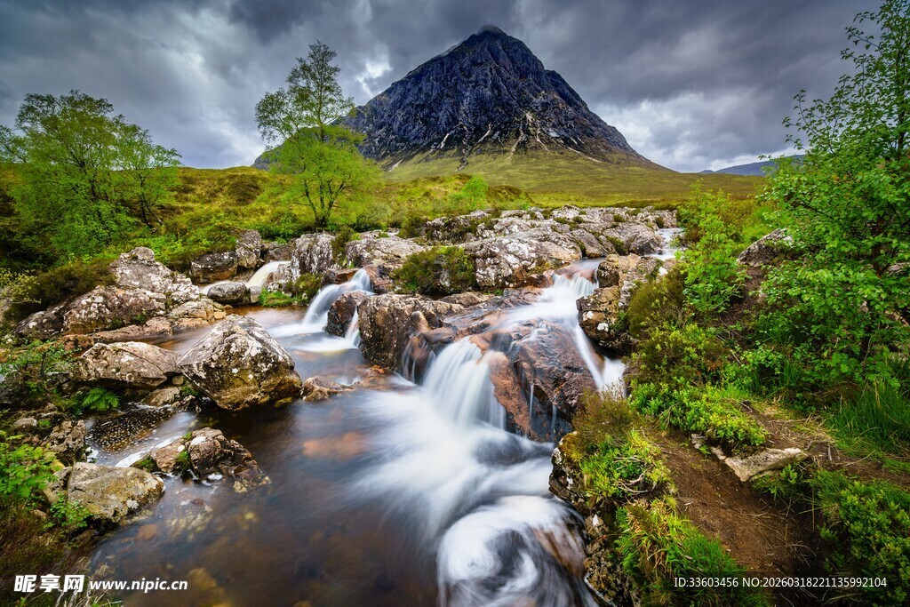 山间溪流旁的巍峨山峰