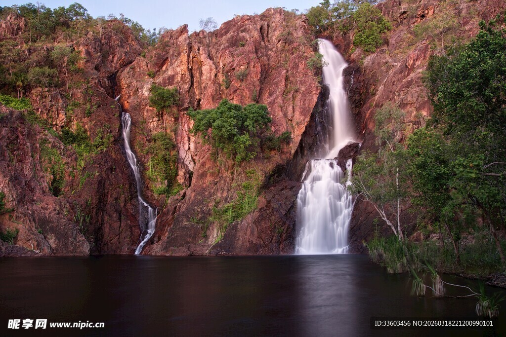 壮丽瀑布与周边自然景观