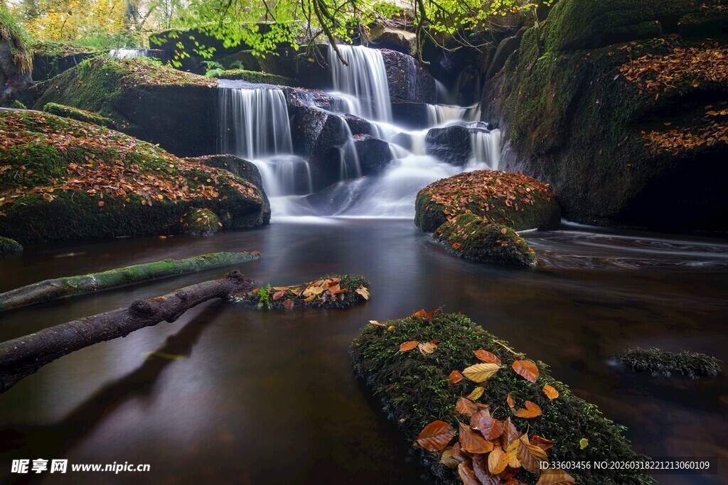 秋日山间唯美瀑布景观