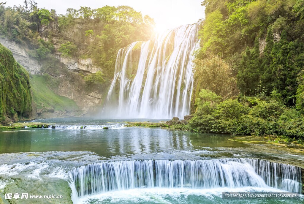 壮丽迷人的自然瀑布景观