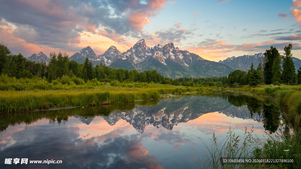 湖畔壮丽山景与绚烂霞光