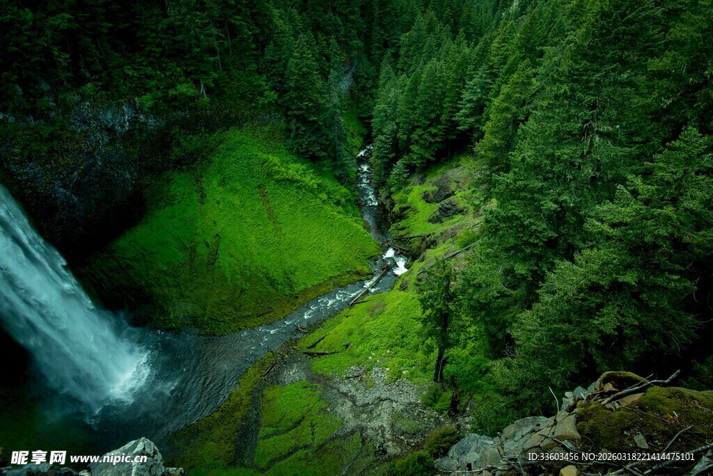 俯瞰山间瀑布与葱郁森林