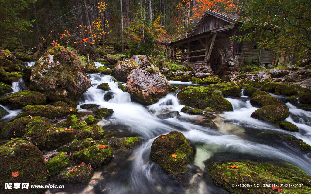 山间溪流旁的古朴小屋