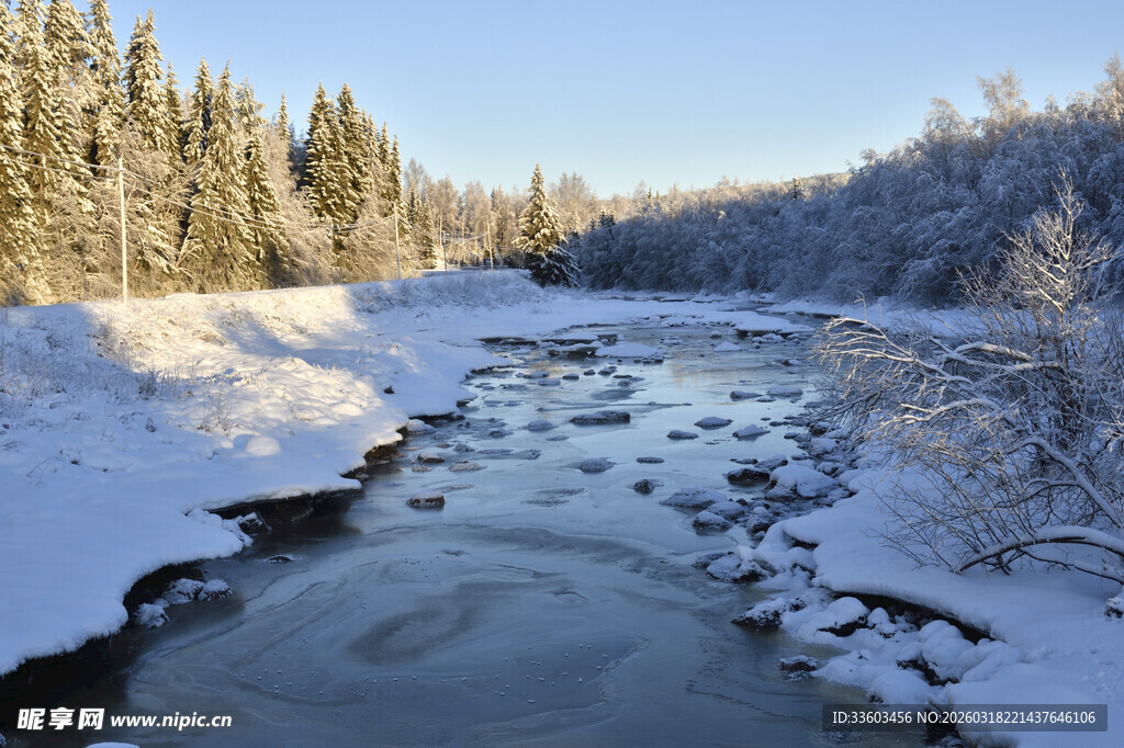 冬日雪景中的潺潺溪流
