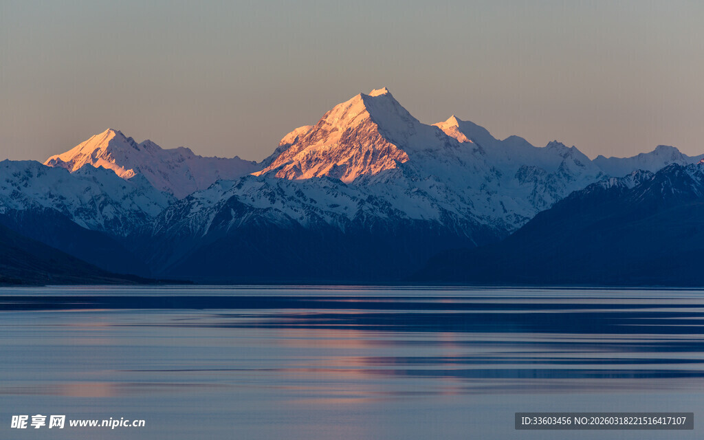壮丽雪山映于宁静湖面