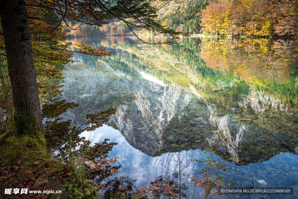 秋日湖景倒影如画