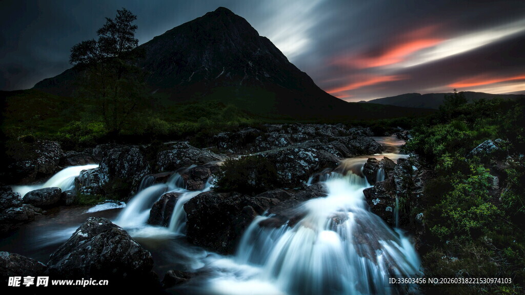 山间溪流与壮丽晚霞景观