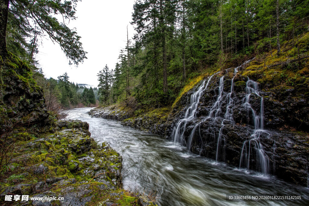 山间溪流旁的秀丽瀑布