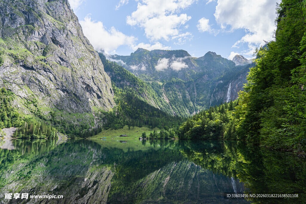 山水相映的静谧湖景
