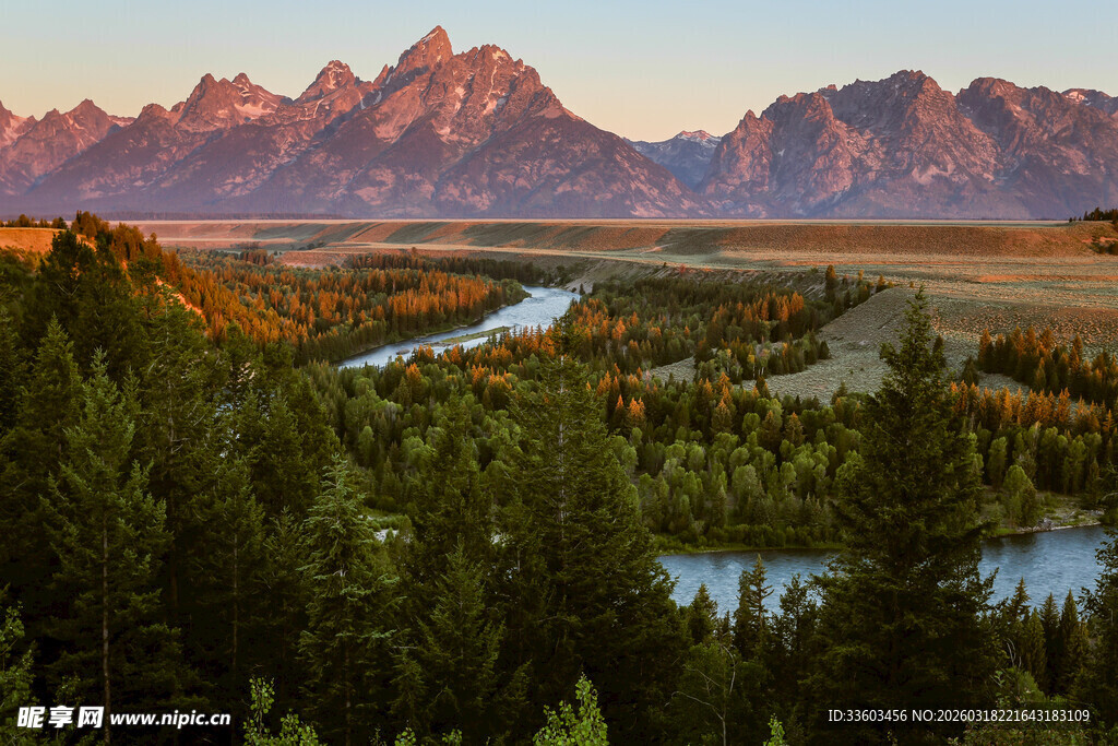 山间河流与壮丽山脉景观