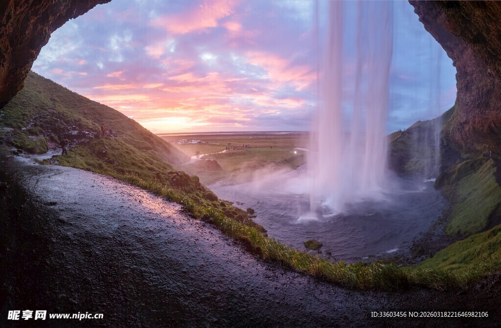 冰岛洞穴中壮观的瀑布景观