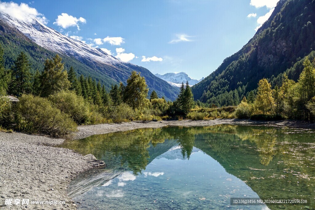 山间清澈湖泊与秀丽山色