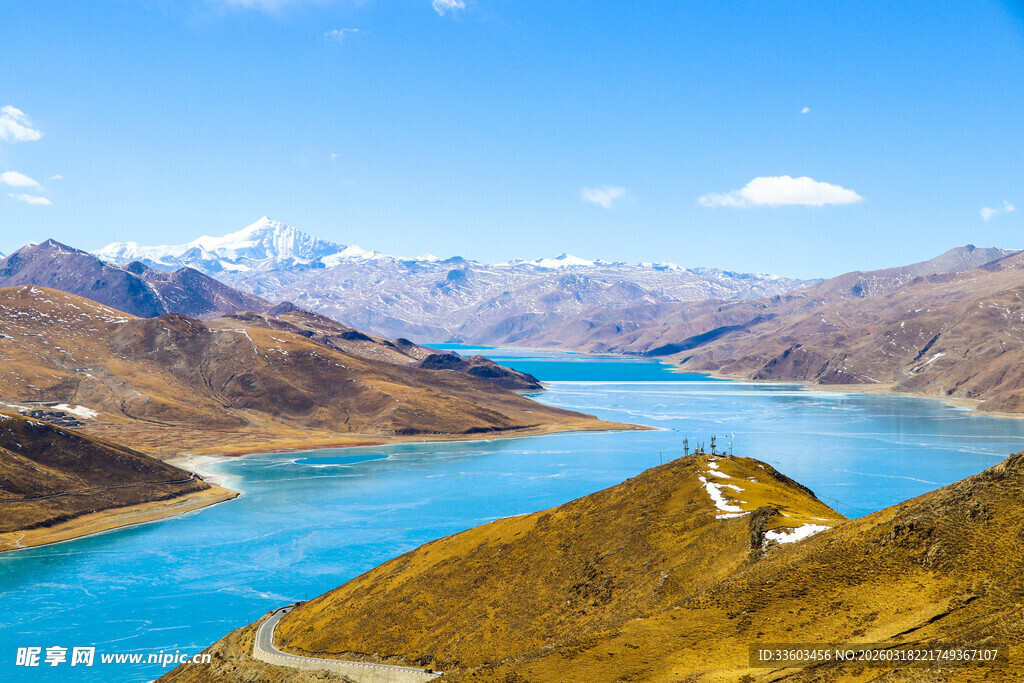 高原蓝湖与连绵雪山美景