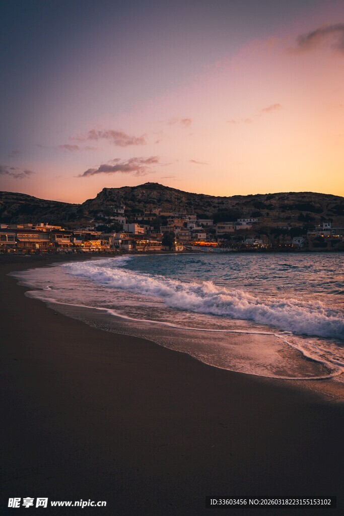 黄昏下的海浪与美丽海滨