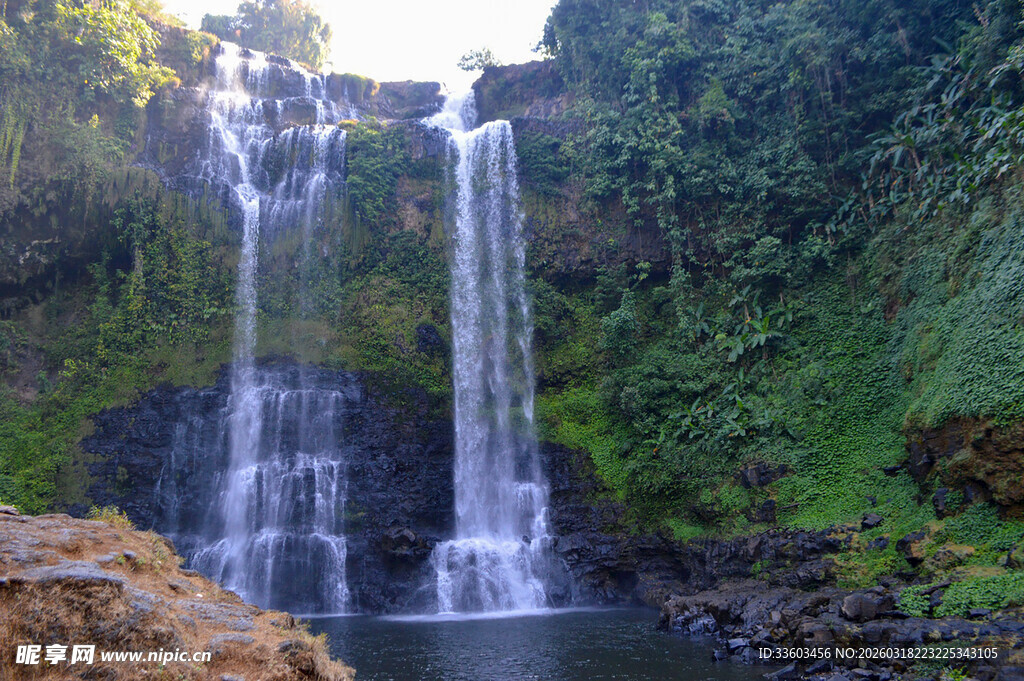 山间瀑布之自然美景