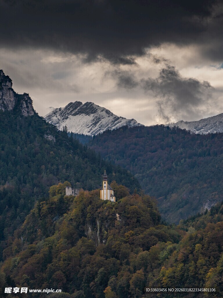 山间城堡隐于葱郁山林