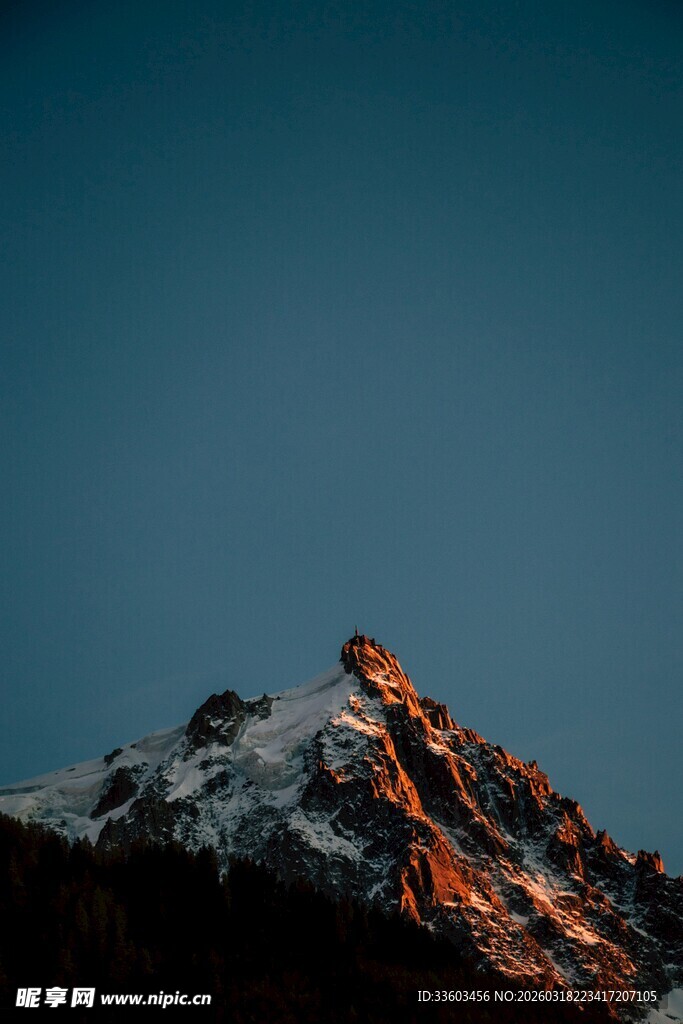 夕阳下的雪山美景