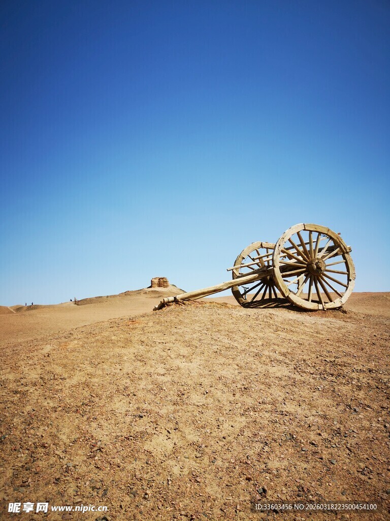 荒野中的古老车轮