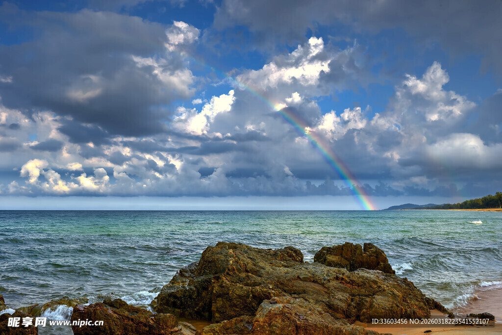 海边美景现绚丽彩虹