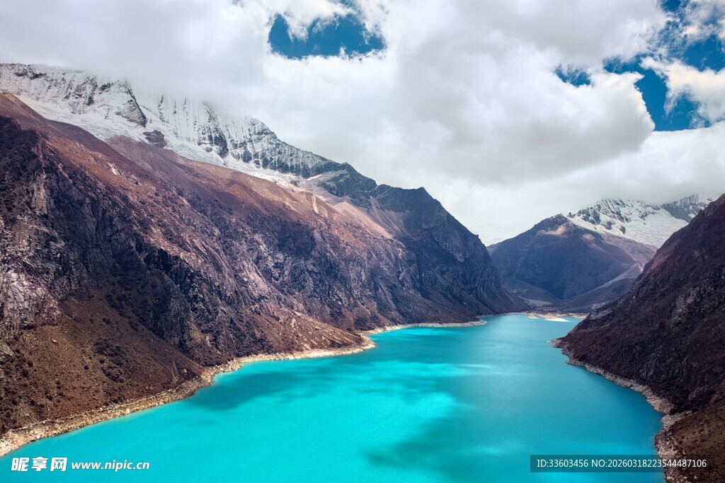 壮丽蓝湖映雪山美景