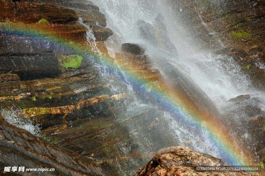 山间瀑布上的绚丽彩虹