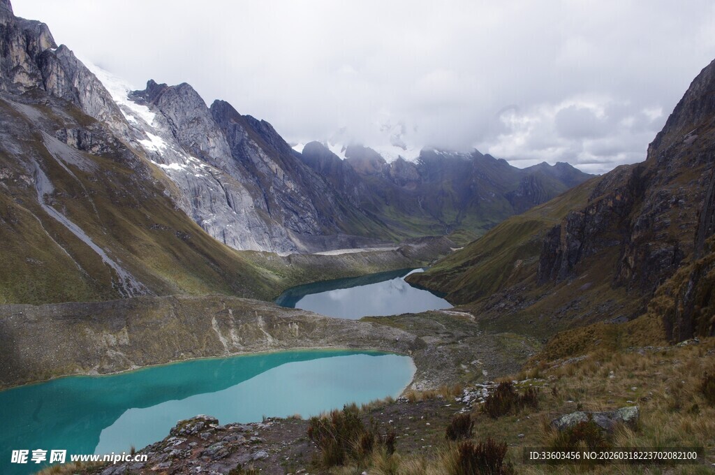 高山蓝湖壮丽自然景观
