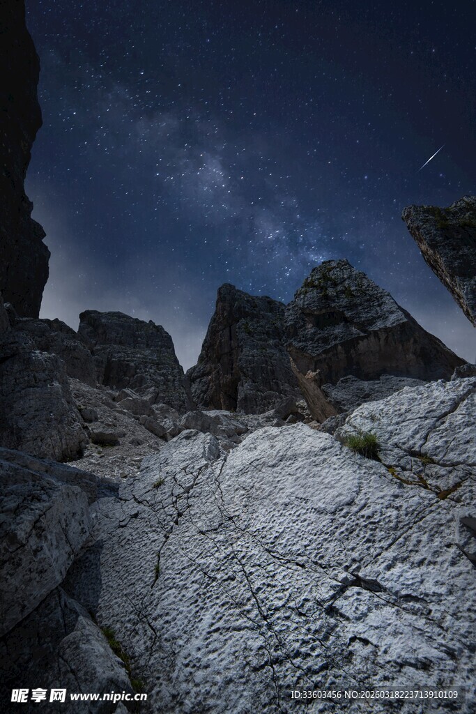 夜空下的嶙峋岩石