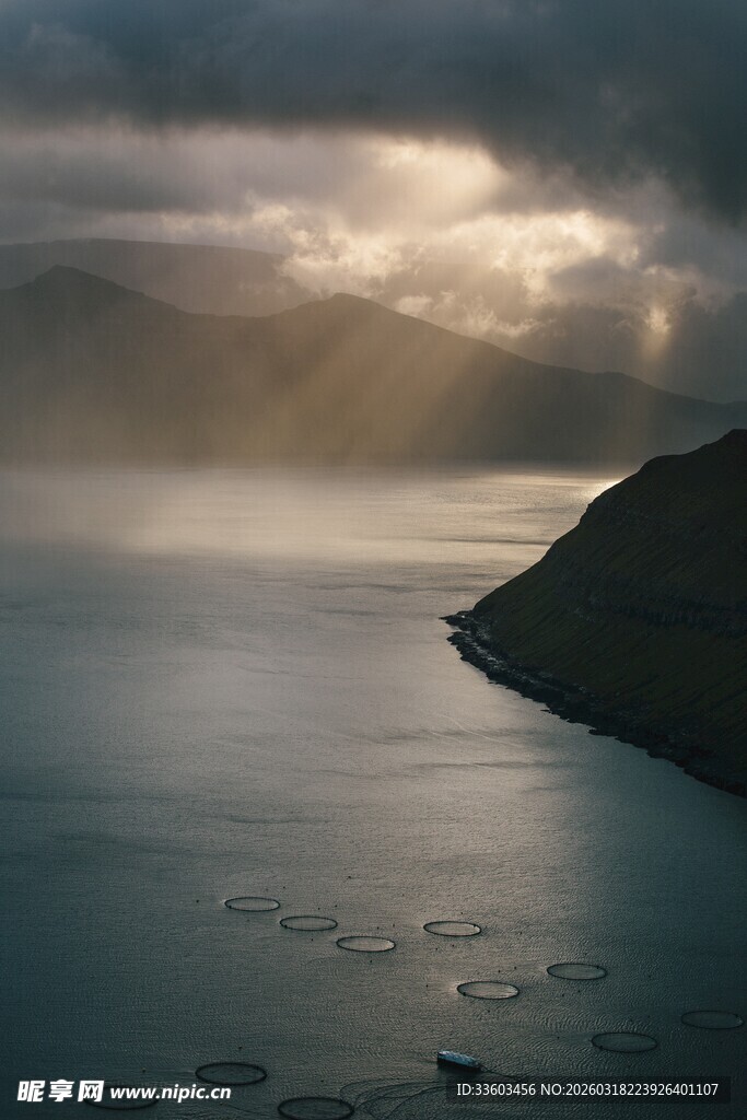 海上云隙间的金色曙光