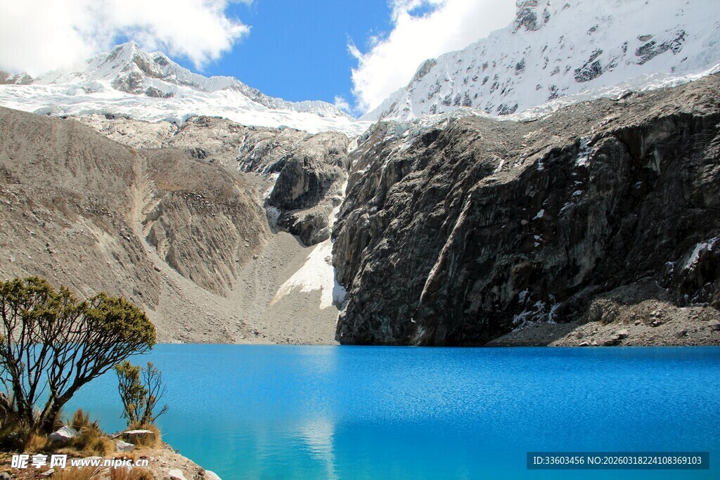 高山下的碧蓝澄澈湖泊