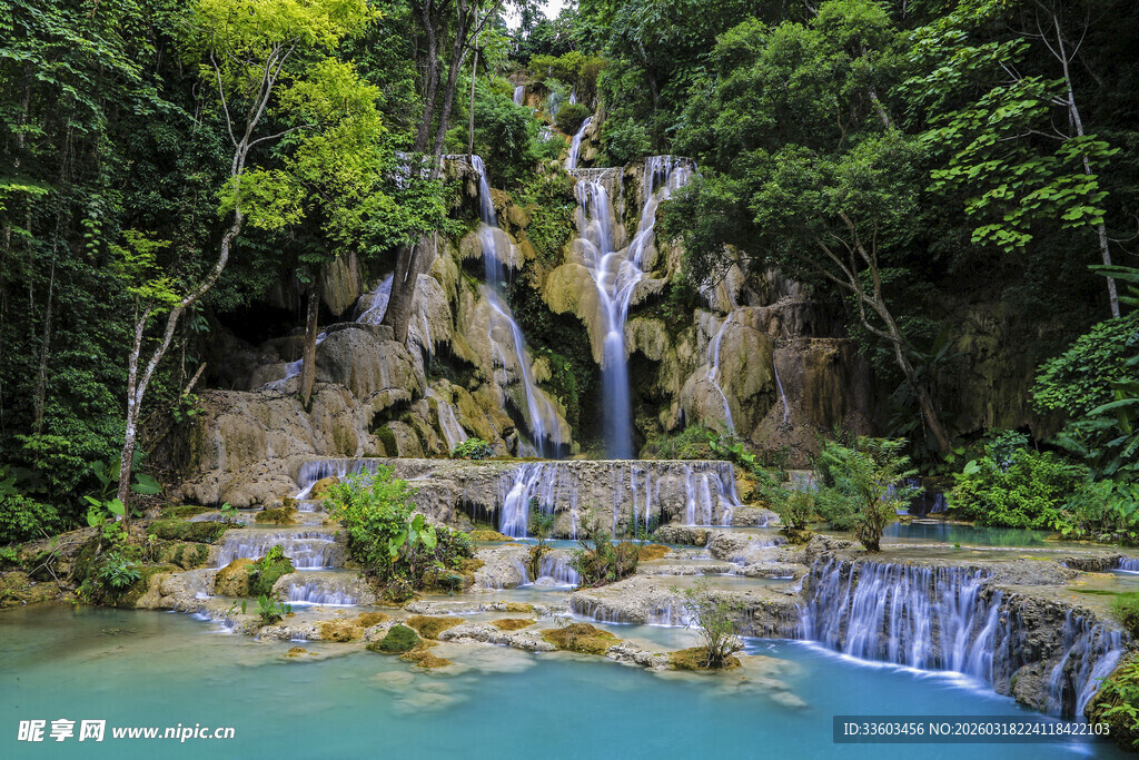 山间绝美瀑布与碧绿潭水