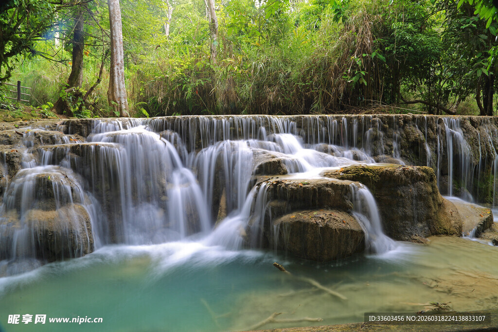山间清透小瀑布美景