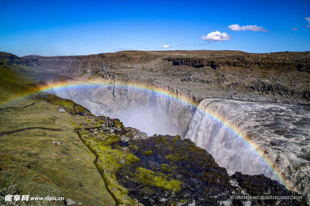 壮观瀑布现绚丽彩虹