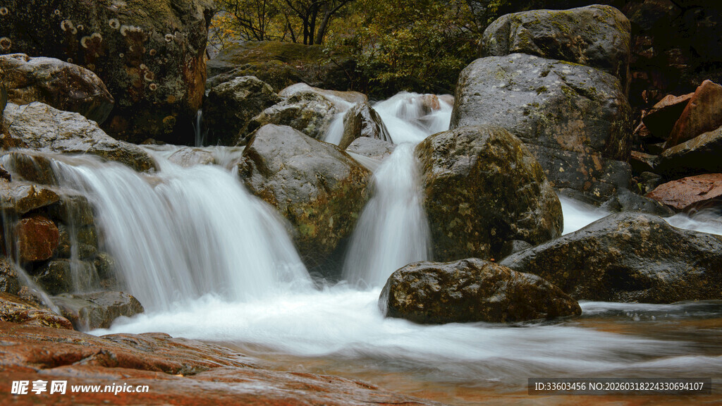 山间溪流瀑布美景