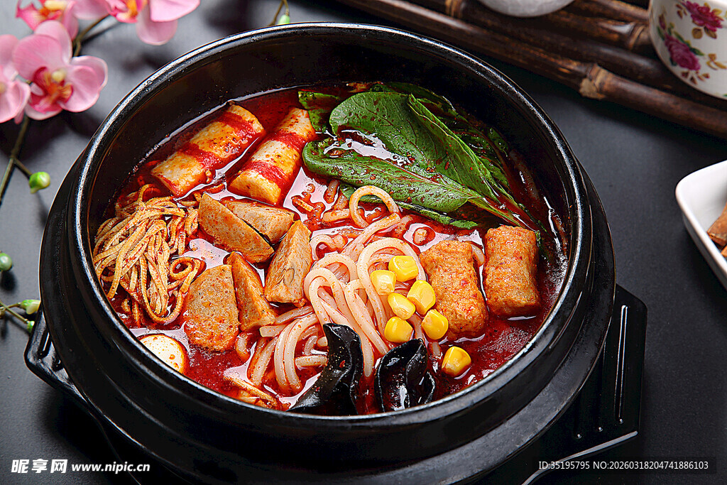 美味丰盛的一锅麻辣烫