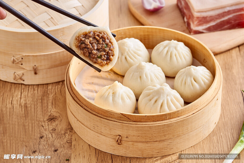 竹笼里的美味鲜肉小笼包