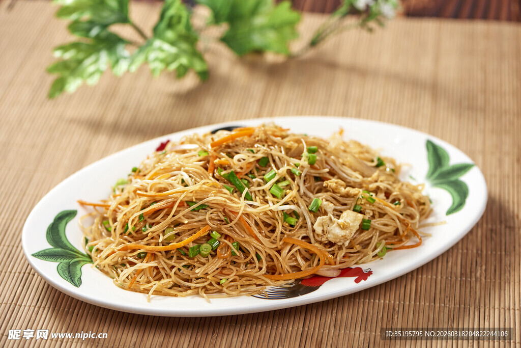 美味炒面摆盘精致