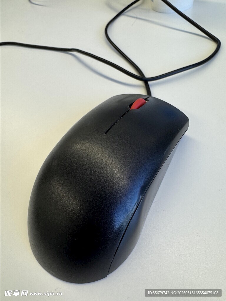黑色有线鼠标特写