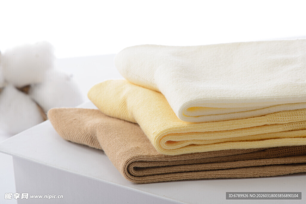 叠放的多彩棉袜