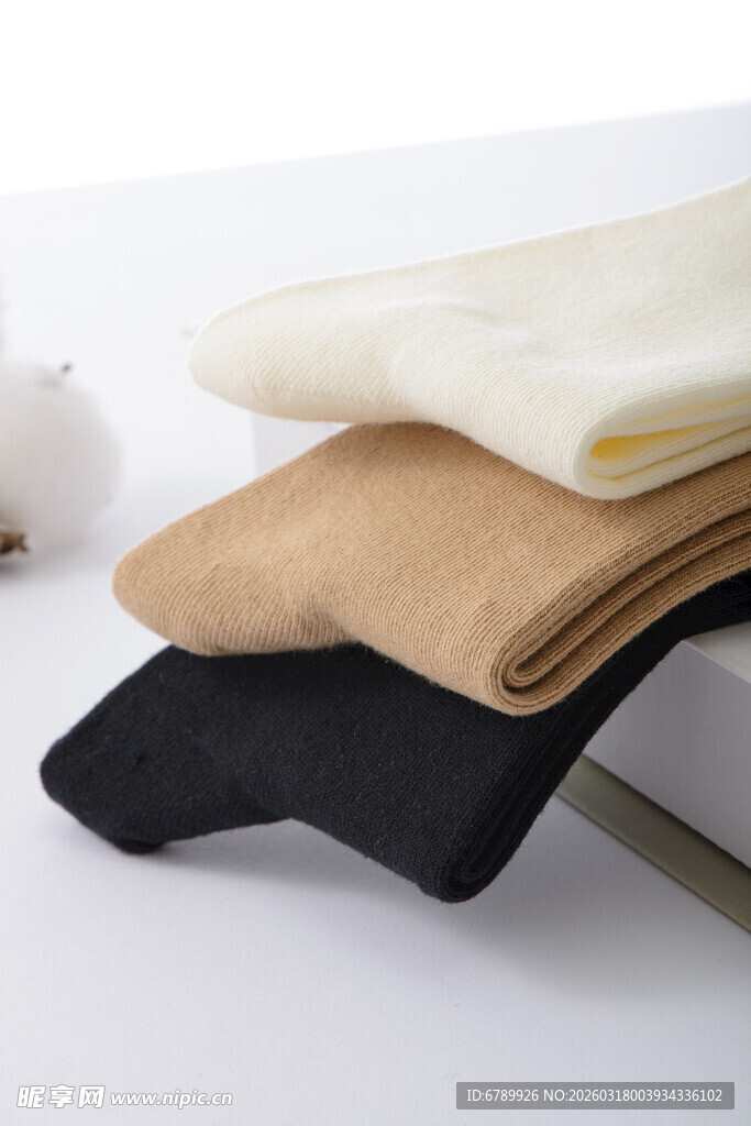 三色叠放袜子展示