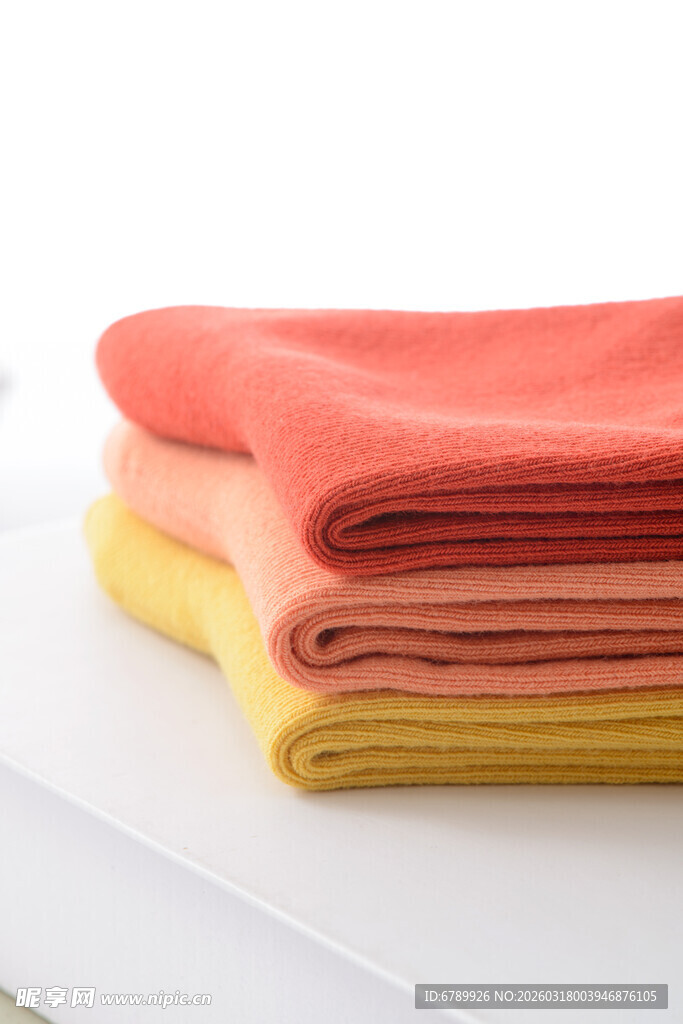 叠放的多彩棉袜