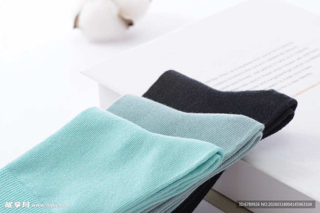 三色叠放的棉袜