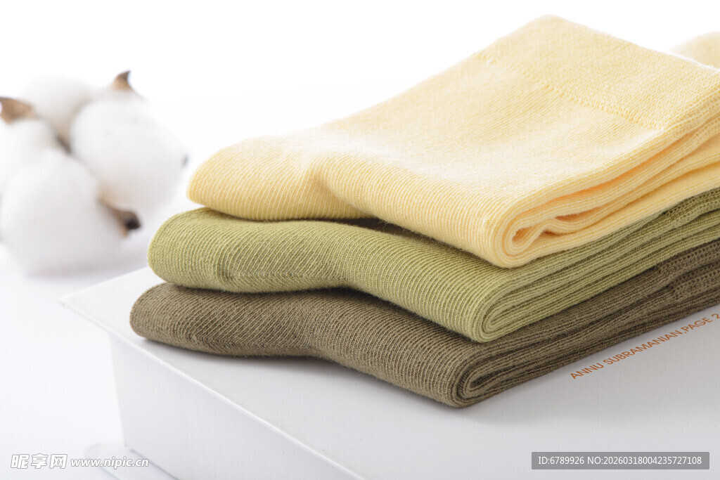 叠放的多彩棉袜