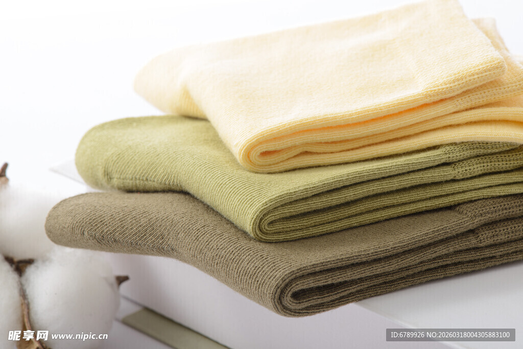 叠放的多彩棉袜