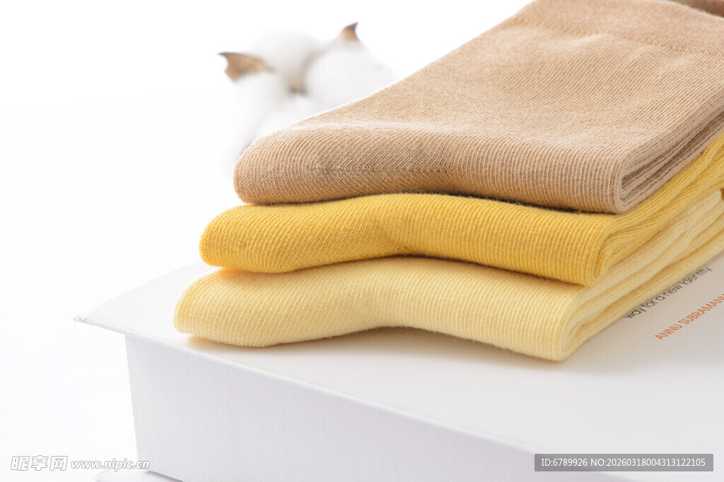 叠放的多彩棉袜